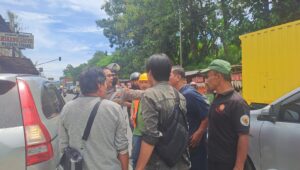 Gara-gara Macet, Dua Pengemudi Minibus Nyaris Adu Jotos di Jalan Pamuruyan Cibadak