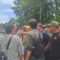 BERSITEGANG : Dua pengemudi minibus saat adu mulut dan tengah dilerasi anggota polisi bersama warga setempat di Jalan Raya Sukabumi - Bogor, tepatnya di Kampung Pamuruyan, Kecamatan Cibadak, Kabupaten Sukabumi pada Sabtu (27/12) siang.(FOTO : UNTUK RADAR SUKABUMI)
