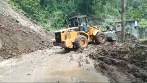 Kembali Longsor, Akses Bagbagan – Kiara Dua Simpenan Sukabumi kembali ditutup 