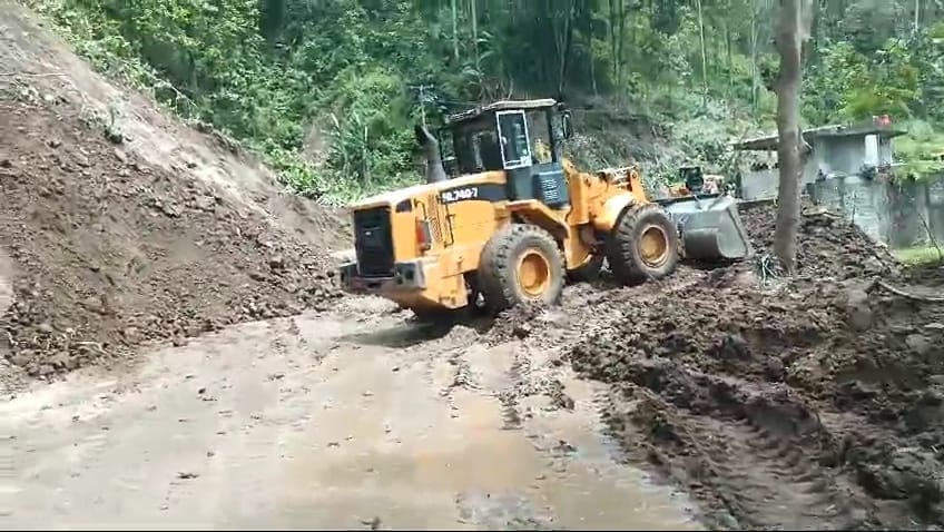 LONGSOR: Kondisi akses ruas jalan nasional Bagbagan - Kiara Dua, tepatnya di kampung Cimapag, Desa Loji, Kecamatan Simpenan Kabupaten Sukabumi kembali ditutup sementara.(FOTO : NANDI/ RADARSUKABUMI)