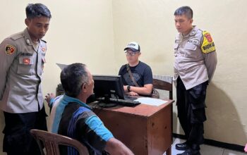 DIAMANKAN : Terduga pelaku KDRT, GG (59) asal warga Kampung Dukuh Nara, RT 27/RW 05, Desa Pawenang, Kecamatan Nagrak, Kabupaten Sukabumi, saat diamankan petugas ke Polsek Nagrak, Resor Sukabumi pada Minggu (29/12).(FOTO : UNTUK RADAR SUKABUMI)