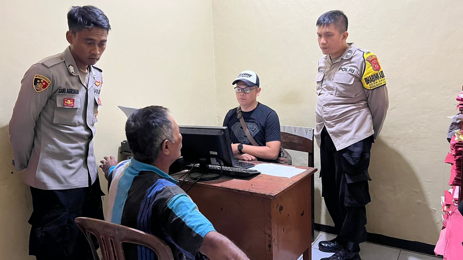 DIAMANKAN : Terduga pelaku KDRT, GG (59) asal warga Kampung Dukuh Nara, RT 27/RW 05, Desa Pawenang, Kecamatan Nagrak, Kabupaten Sukabumi, saat diamankan petugas ke Polsek Nagrak, Resor Sukabumi pada Minggu (29/12).(FOTO : UNTUK RADAR SUKABUMI)