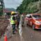 DIPERBAIKI : Kondisi akses ruas jalan nasional Bagbagan - Kiara Dua, tepatnya di kampung Cimapag, Desa Loji, Kecamatan Simpenan Kabupaten Sukabumi kembali normal bisa dilintasi.(FOTO : NANDI/ RADARSUKABUMI)