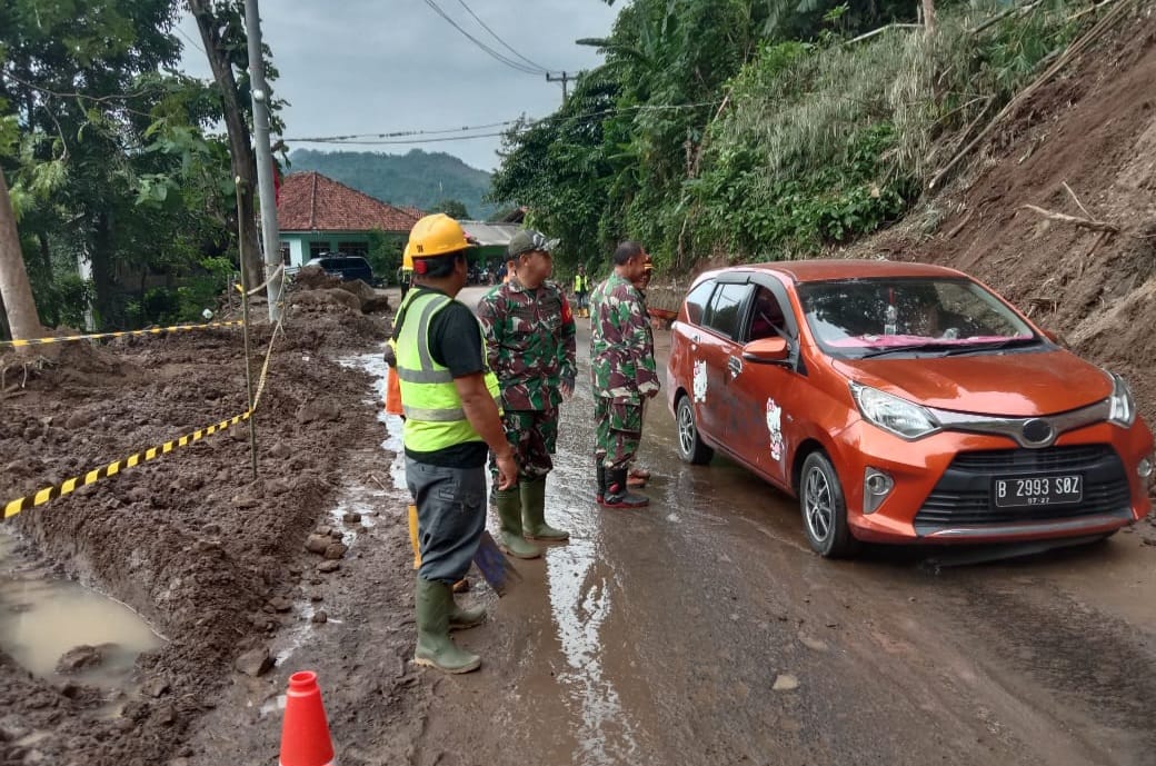 DIPERBAIKI : Kondisi akses ruas jalan nasional Bagbagan - Kiara Dua, tepatnya di kampung Cimapag, Desa Loji, Kecamatan Simpenan Kabupaten Sukabumi kembali normal bisa dilintasi.(FOTO : NANDI/ RADARSUKABUMI)