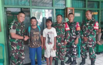 Dandim 0622 Kabupaten Sukabumi Letkol Kav. Andhi Ardana Valeriandra Putra bersama jajaran koramil Palabuhanratu saat menyerahkan anak remaja kepada orang tuanya.(FOTO : NANDI/ RADARSUKABUMI)