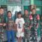 Dandim 0622 Kabupaten Sukabumi Letkol Kav. Andhi Ardana Valeriandra Putra bersama jajaran koramil Palabuhanratu saat menyerahkan anak remaja kepada orang tuanya.(FOTO : NANDI/ RADARSUKABUMI)