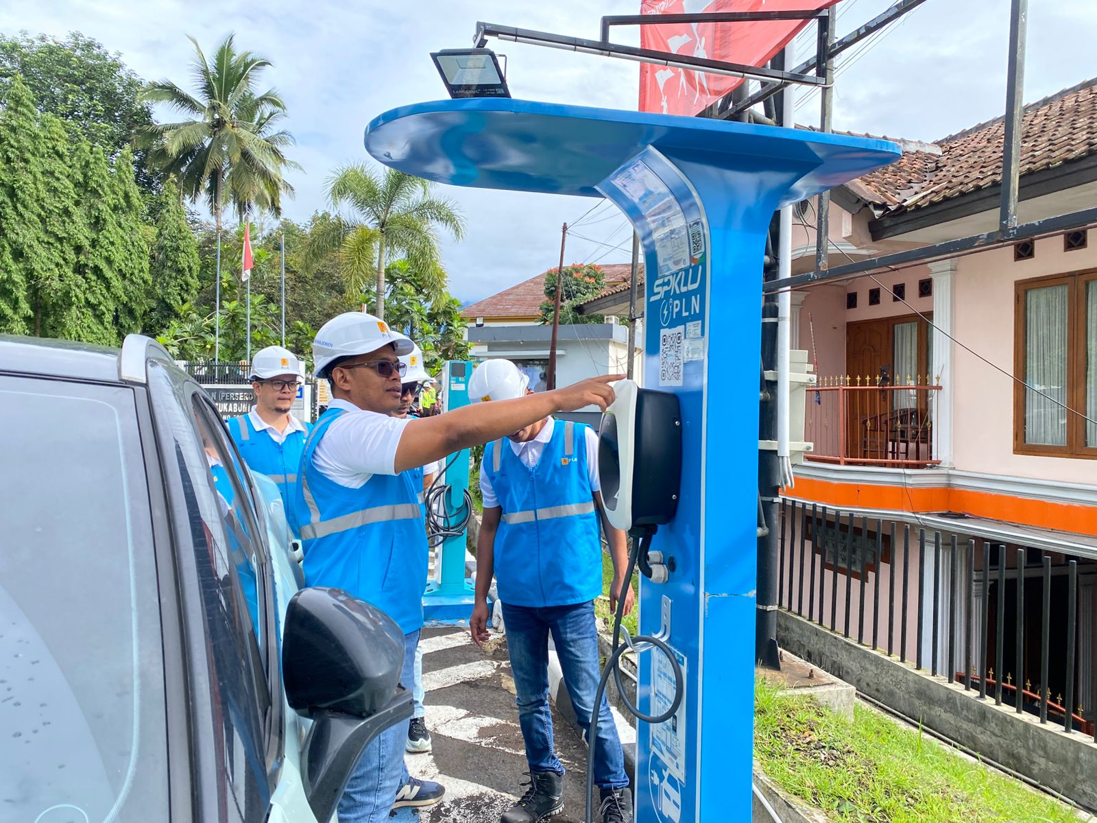 PT PLN (Persero) Unit Pelaksana Pelayanan Pelanggan (UP3) Sukabumi meresmikan Stasiun Pengisian Kendaraan Listrik Umum (SPKLU) terbaru di wilayah Sukabumi,