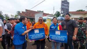 Indomaret Serahkan Bantuan Sembako untuk Korban Bencana Banjir dan Longsor di Kabupaten Sukabumi