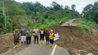 Tinjau Perbaikan Jembatan, Bupati Sukabumi Pastikan Jalur Sabuk Geopark Bisa Dilintasi Kendaraan