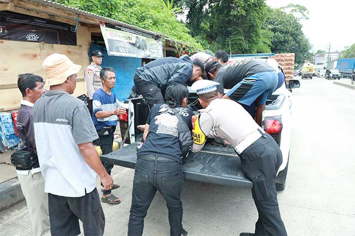 Motor Honda Supra X Seruduk Mobil Pickup