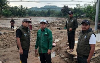 Anggota Komisi IX DPR RI, Zainul Munasichin saat meninjau langsung lokasi banjir bandang di Desa Datar Nangka, Kecamatan Sagaranten, Kabupaten Sukabumi, Jumat 6 Desember 2024.