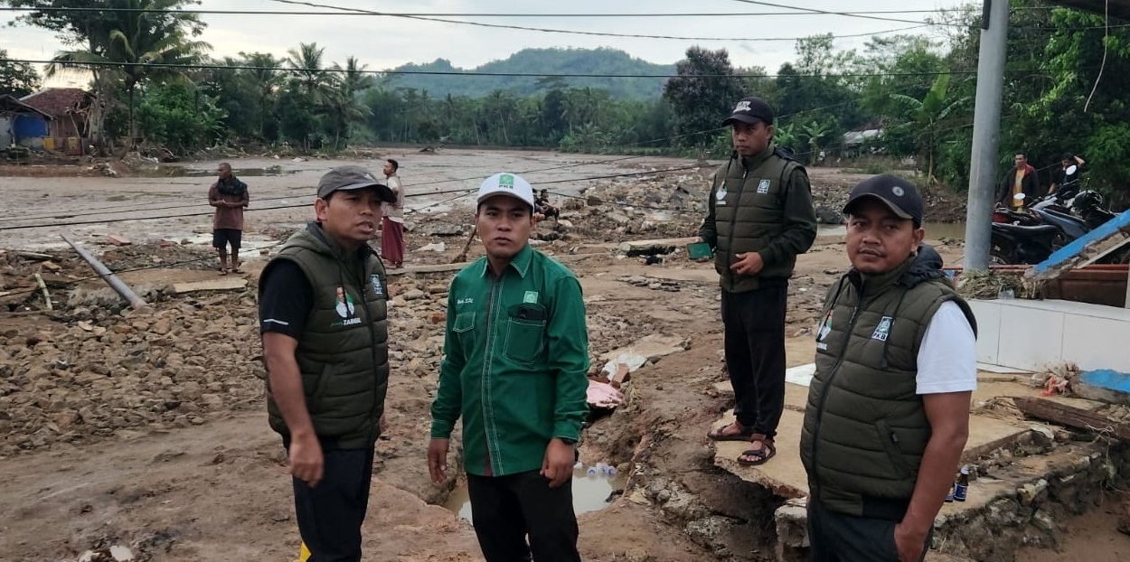 Anggota Komisi IX DPR RI, Zainul Munasichin saat meninjau langsung lokasi banjir bandang di Desa Datar Nangka, Kecamatan Sagaranten, Kabupaten Sukabumi, Jumat 6 Desember 2024.