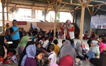 DIRELOKASI : Puluhan anak-anak terdampak bencana retakan tanah di Kampung Simpang, Desa Bantarsari, Kecamatan Pabuaran, Kabupaten Sukabumi, saat tinggal di Pokso Pengungsian.