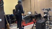 Tim Jibom Brimob Polda Jabar Sterilisasi Gereja di Palabuhanratu Jelang Perayaan Natal dan Tahun Baru