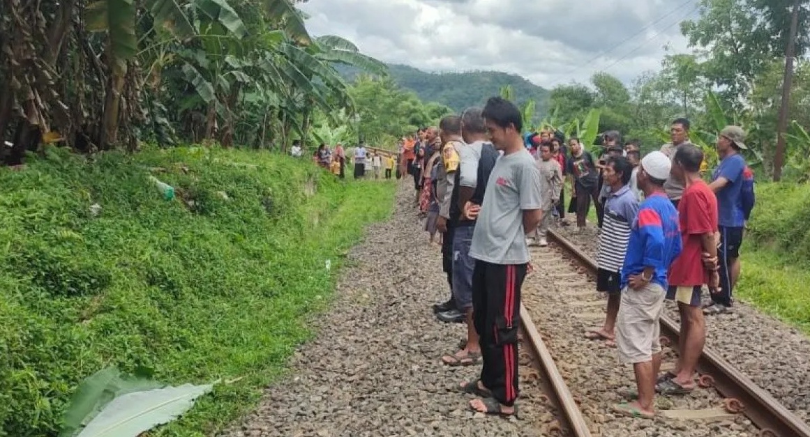 Warga mengerumuni lokasi kecelakaan, di mana seorang pria yang sudah lanjut usia tewas di lokasi kejadian akibat tersambar KA Siliwangi Sukabumi-Cianjur di Kampung Cilangla, RT 08/04, Desa Cireunghas, Kecamatan Cireunghas, Kabupaten Sukabumi pada Jumat (29/11/2024).