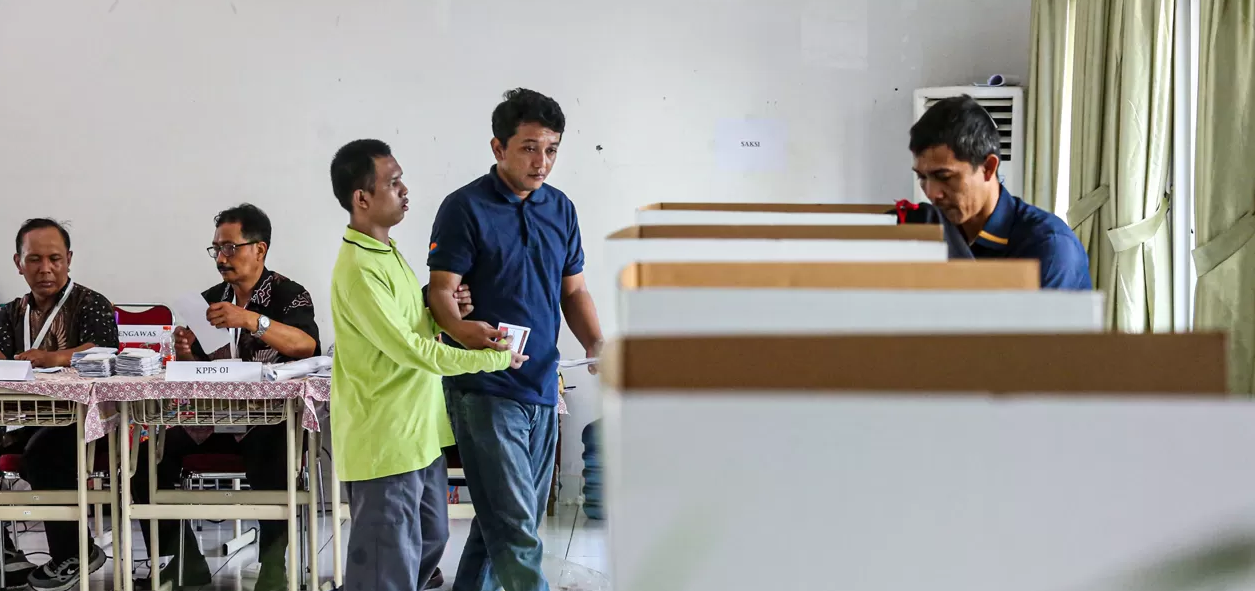 Penyandang disabilitas tunanetra saat mengikuti pemilihan kepala daerah (Pilkada) 2024 yang berlangsung di Tempat Pemungutan Suara (TPS) 007 Panti Sosial Tuna Netra Bina Cahaya Batin, Jakarta, Rabu (27/11/2024). (Miftahul Hayat/Jawa Pos)