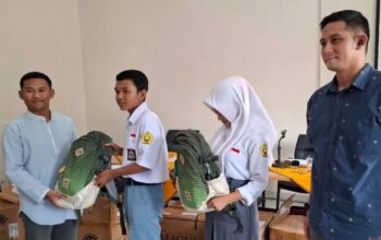 Penyerahan bantuan perlengkapan sekolah bagi pelajar terdampak bencana Kabupaten Sukabumi, Jabar di Kantor Cabang Dinas (KCD) Wilayah V Disdik Provinsi Jawa Barat.