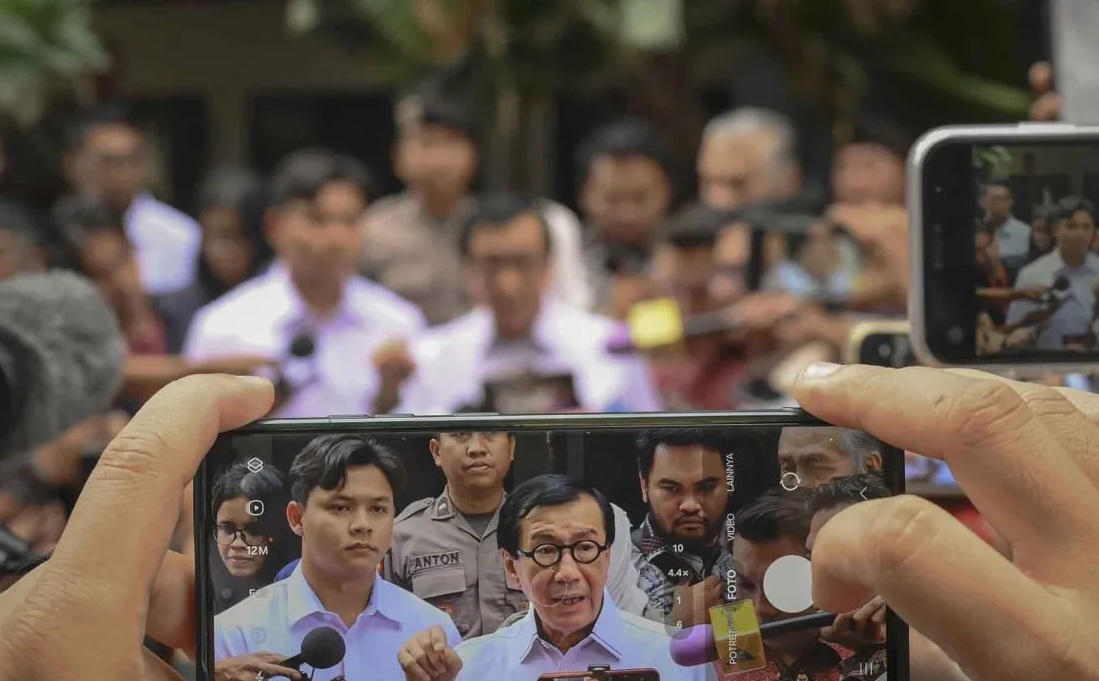 Jurnalis mengambil gambar Menteri Hukum dan HAM periode 2019-2024 Yasonna Laoly (tengah) saat memberikan keterangan kepada media usai menjalani pemeriksaan di Gedung Merah Putih KPK, Jakarta, Rabu (18/12/2024). (Muhammad Ramdan)