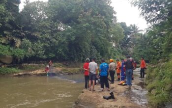 Tim SAR gabungan dalam pencarian korban hanyut di aliran Sungai Ciliwung, Kelurahan Sukasari, Kota Bogor.