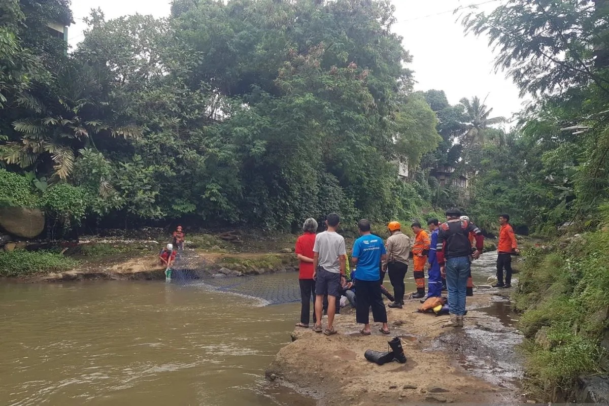 Tim SAR gabungan dalam pencarian korban hanyut di aliran Sungai Ciliwung, Kelurahan Sukasari, Kota Bogor.