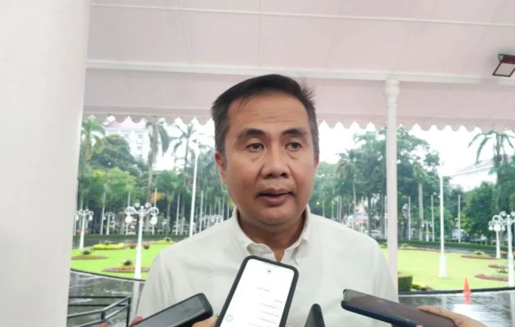 Pj Gubernur Jabar Bey Machmudin memberikan keterangan di Bandung.