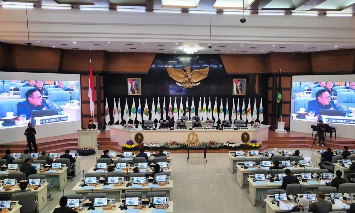 Situasi Rapat Paripurna di Gedung DPRD Jawa Barat, Bandung, Jumat (27/12/2024). 