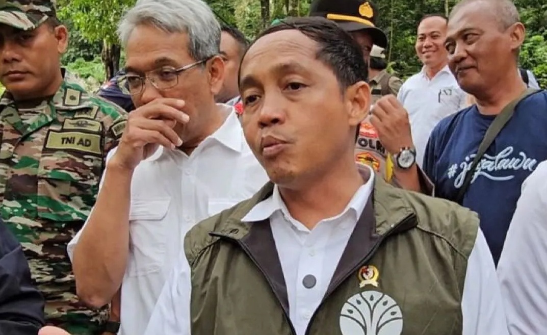 Menteri Kehutanan Raja Juli Antoni memberikan keterangan kepada wartawan di Kabupaten Karanganyar, Jawa Tengah, Jumat (27/12/2024). 