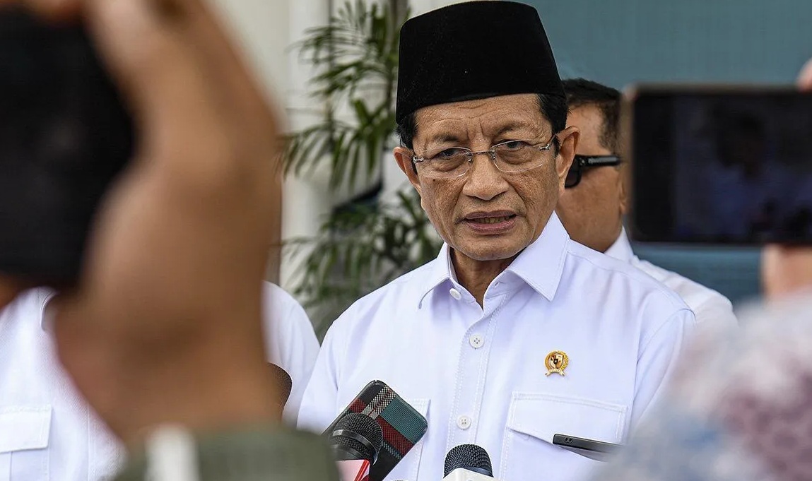 Menteri Agama Nasaruddin Umar menjawab pertanyaan wartawan usai melakukan rapat koordinasi dengan Mensesneg dan Seskab di Istana Negara, Jakarta, Jumat (27/12/2024).