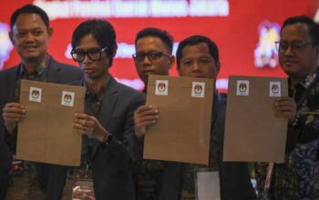Perwakilan dari KPU Kabupaten Kepulauan Seribu menunjukkan surat hasil rekapituasi yang tersegel saat Rapat Pleno Terbuka Rekapitulasi Hasil Penghitungan Suara dan Penetapan Hasil Pilgub DKI Jakarta Tingkat Provinsi di Jakarta, Sabtu (7/12/2024).