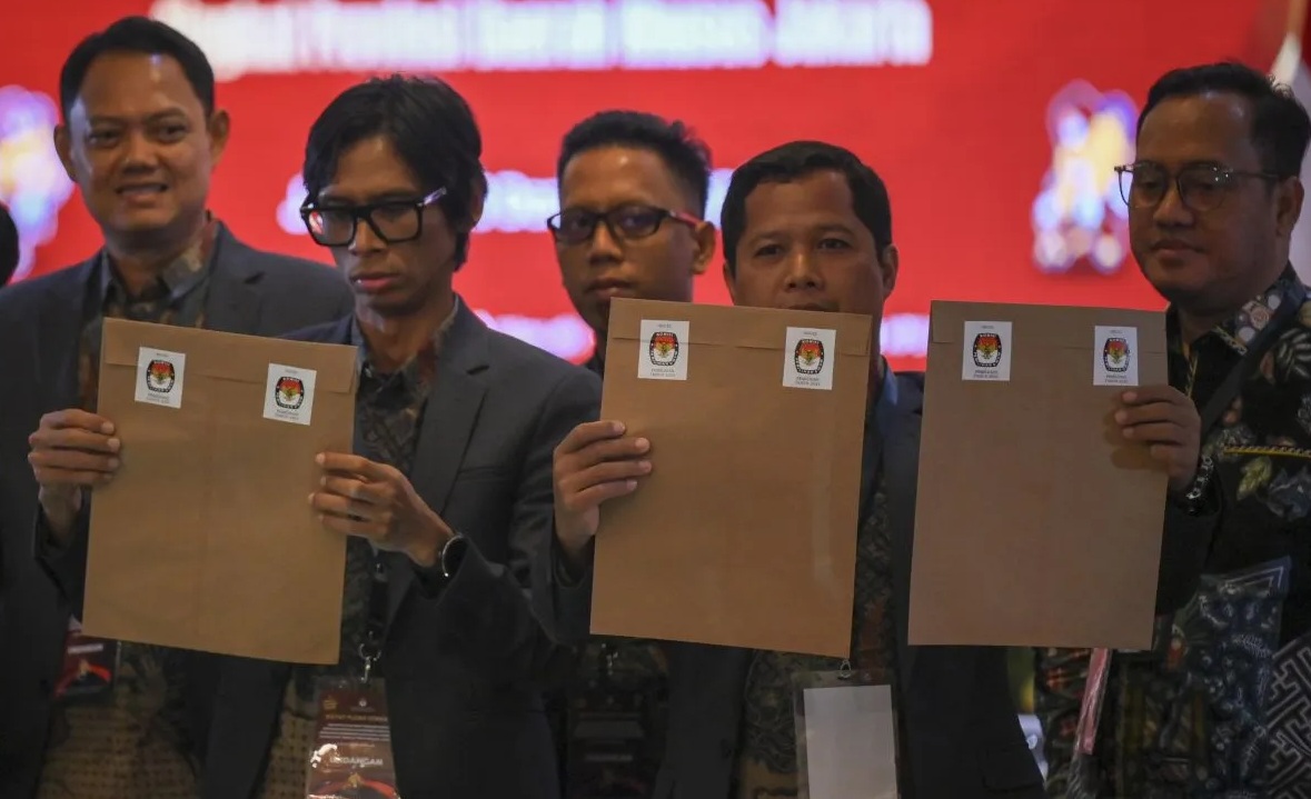 Perwakilan dari KPU Kabupaten Kepulauan Seribu menunjukkan surat hasil rekapituasi yang tersegel saat Rapat Pleno Terbuka Rekapitulasi Hasil Penghitungan Suara dan Penetapan Hasil Pilgub DKI Jakarta Tingkat Provinsi di Jakarta, Sabtu (7/12/2024).