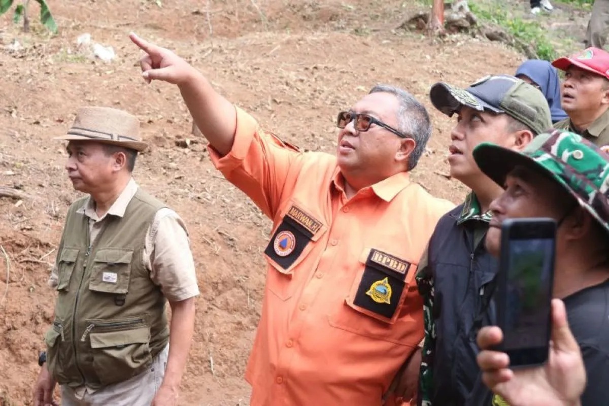 Bupati Sukabumi Marwan Hamami saat meninjau lokasi pergerakan tanah di Kampung Jayamekar, Desa Gunungkaramat, Kabupaten Sukabumi, Jabar pada Sabtu, (28/12/2024).
