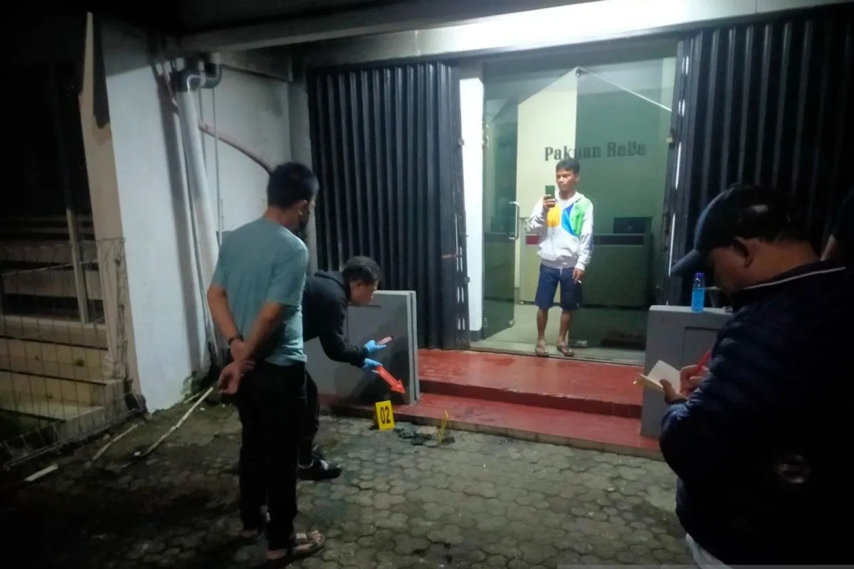 Polresta Bogor Kota melakukan olah TKP di kantor redaksi Harian PAKAR yang diduga dibakar oleh OTK pada Sabtu (28/12/2024) dini hari. (Harian PAKAR)