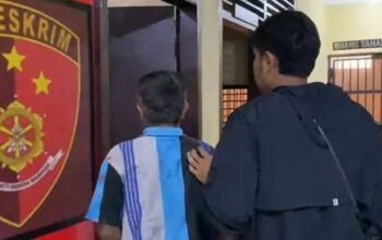 Tersangka GG (59) warga Kampung Dukuhnara, Desa Pawenang, Kecamatan Nagrak, Kabupaten Sukabumi, Jabar saat dimasukkan ke sel tahanan Mapolsek Nagrak akibat menyiram air keras ke istri dan dua anak tirinya serta cucunya pada Minggu, (29/12/2024). (Aditya A Rohman).