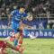 Pesepak bola Persib Bandung Ciro Henrique Alves Ferreira E Silva (kanan) menendang bola yang berusaha dihalau pesepak bola Persis Solo Muhammad Faqih Maulana (kiri) pada pertandingan BRI Liga 1 di Stadion Manahan, Solo, Jawa Tengah, Minggu (29/12/2024).