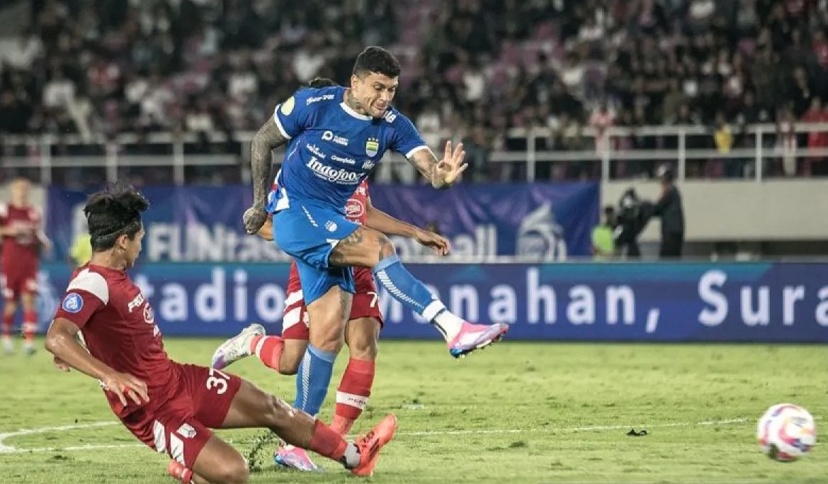 Pesepak bola Persib Bandung Ciro Henrique Alves Ferreira E Silva (kanan) menendang bola yang berusaha dihalau pesepak bola Persis Solo Muhammad Faqih Maulana (kiri) pada pertandingan BRI Liga 1 di Stadion Manahan, Solo, Jawa Tengah, Minggu (29/12/2024).