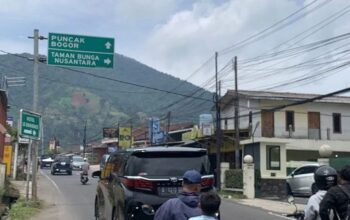 Jalur Puncak-Cianjur, Jawa Barat, ramai lancar menjelang malam pergantian tahun, sehingga sejumlah rekayasa arus dilakukan petugas guna antisipasi macet total, Minggu (29/12/2024).