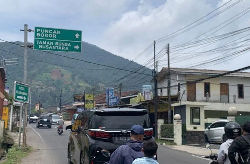 Jalur Puncak-Cianjur, Jawa Barat, ramai lancar menjelang malam pergantian tahun, sehingga sejumlah rekayasa arus dilakukan petugas guna antisipasi macet total, Minggu (29/12/2024).