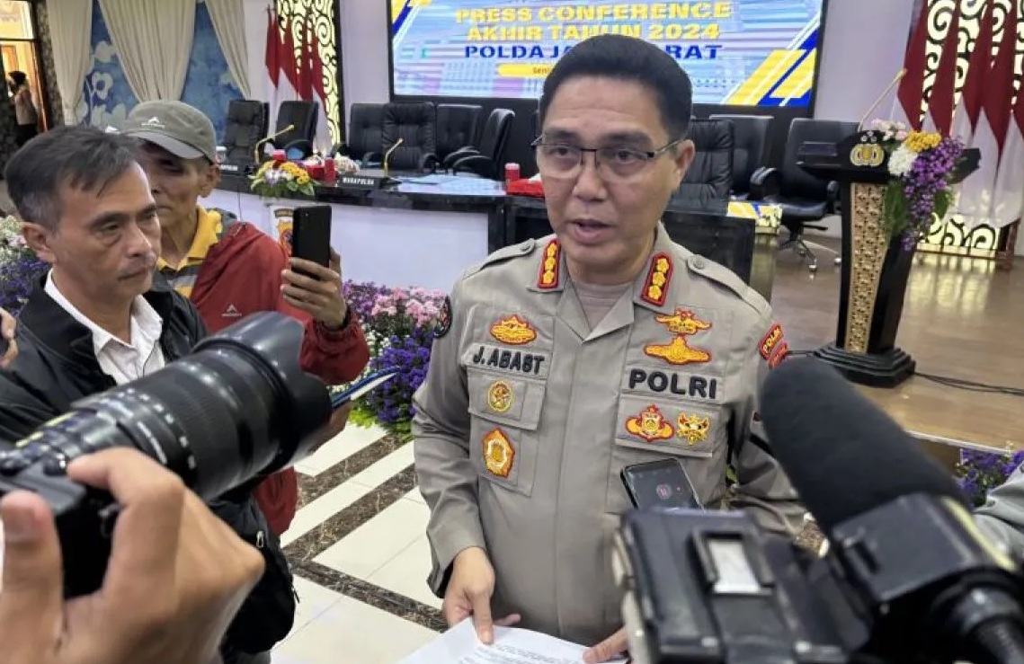 Kabid Humas Polda Jabar Kombes Pol. Jules Abraham Abast saat memberikan keterangan di Mapolda Jabar, Kota Bandung, Senin (30/12/2024). (Rubby Jovan)