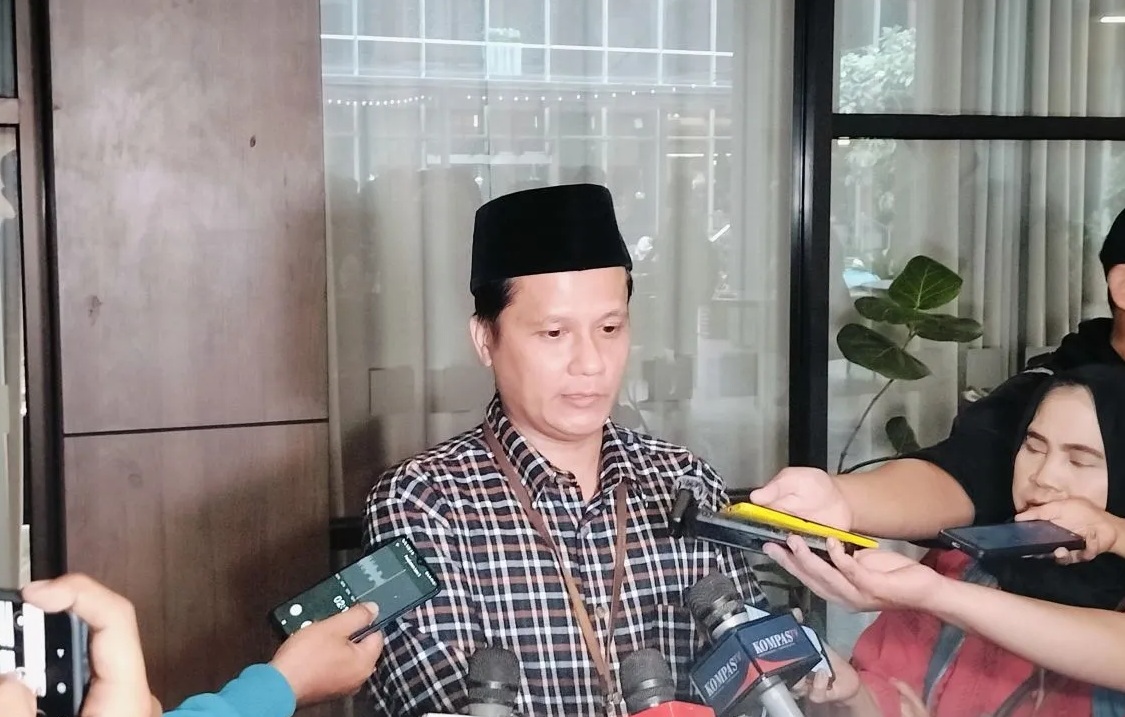 Ketua Divisi Sosialisasi, Pendidikan Pemilih, dan Partisipasi Masyarakat (Sosdiklih Parmas) KPU Jawa Barat Hedi Ardia memberikan keterangan di Bandung.