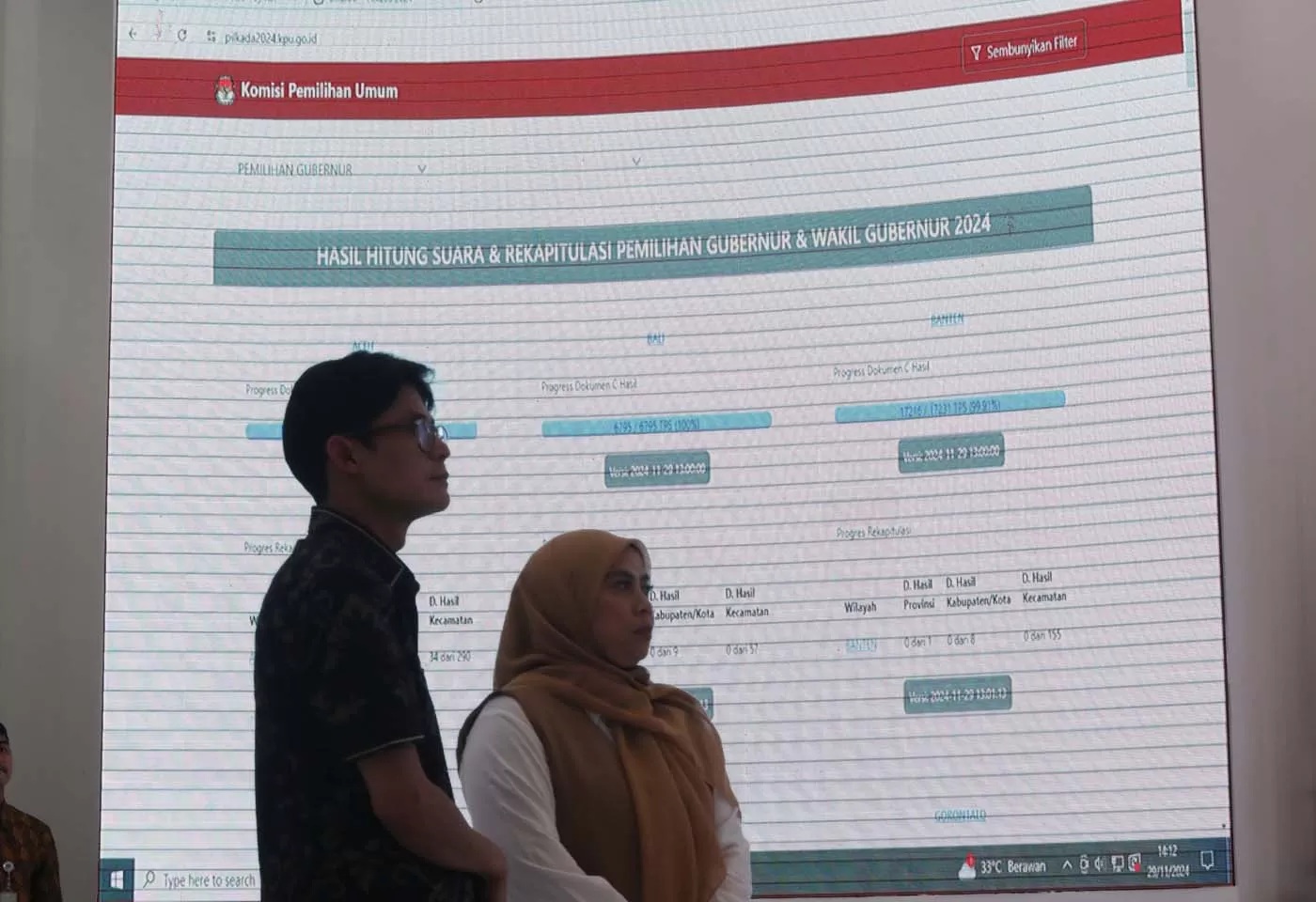Komisioner KPU melakukan pamantauan rekapitulasi penghitungan suara secara nasional pada Pilkada Serentak 2024 melalui aplikasi Sirekap di ruang monitoring tabulasi suara di Gedung KPU RI, Jakarta, Jumat (29/11/2024). (Fedrik Tarigan/ Jawa Pos)