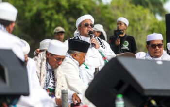 Habib Rizieq Shihab menyampaikan sambutan saat mengikuti reuni 212 di Silang Monas, Jakarta, Senin (2/12/2024). (JawaPos.com)