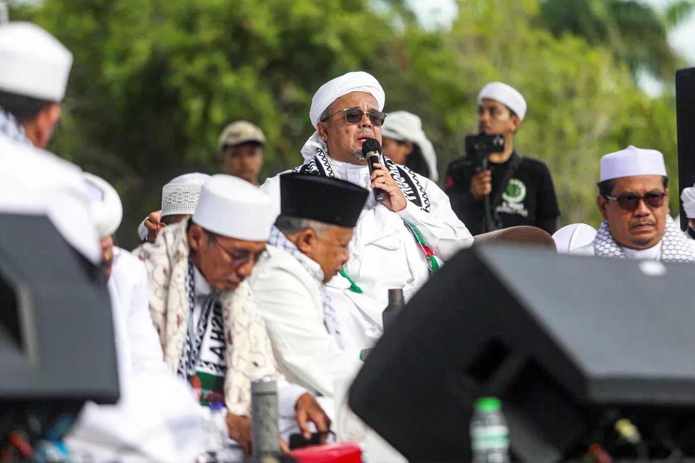 Habib Rizieq Shihab menyampaikan sambutan saat mengikuti reuni 212 di Silang Monas, Jakarta, Senin (2/12/2024). (JawaPos.com)