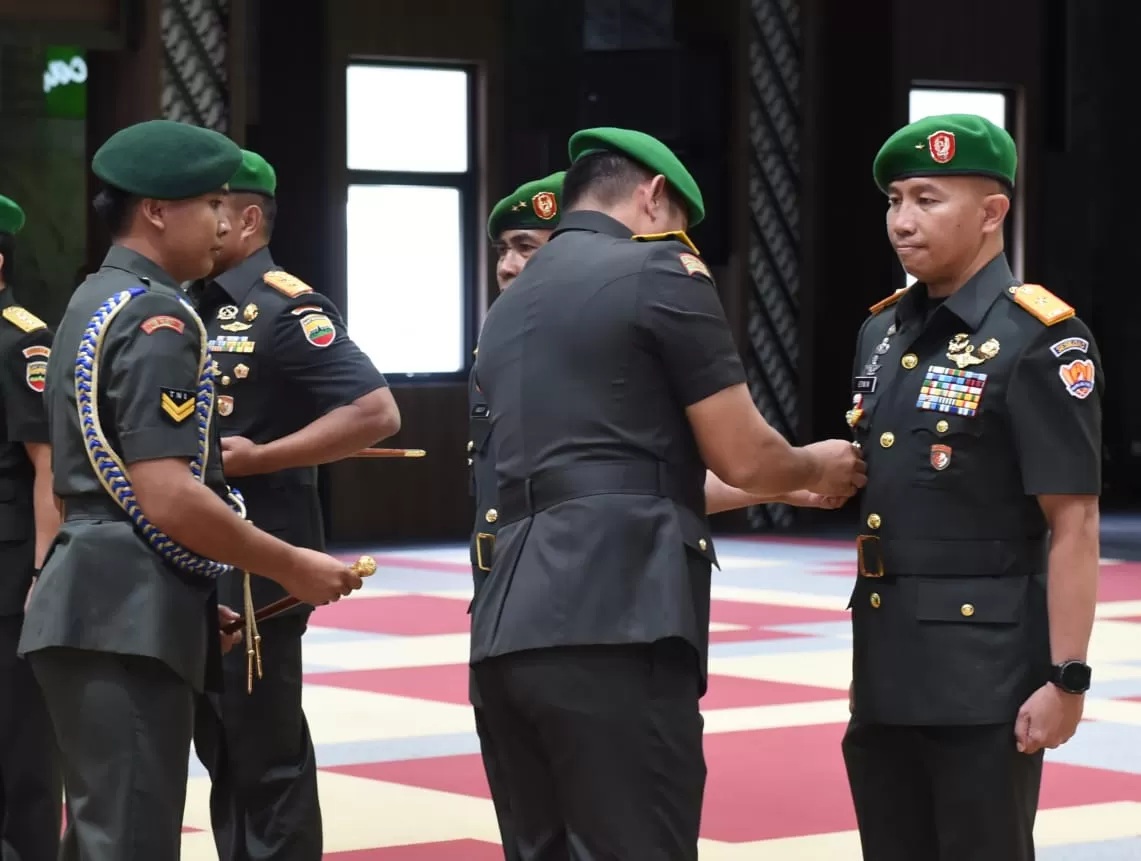 KSAD Jenderal TNI Maruli Simanjuntak memimpin serah terima jabatan strategis di TNI AD. Salah satunya jabatan komandan Seskoad. (TNI AD)