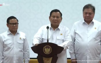 Presiden Prabowo Subianto mengumumkan kenaikan upah minimum 2025 sebesar 6,5 persen di Istana Kepresidenan Jakarta, Jumat (29/11). (YouTube Setpres)