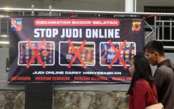 Warga berjalan di depan spanduk sosialisasi larangan judi online di Kantor Kecamatan Bogor Selatan, Kota Bogor, Jawa Barat, Senin (1/7/2024). (Arif Firmansyah)