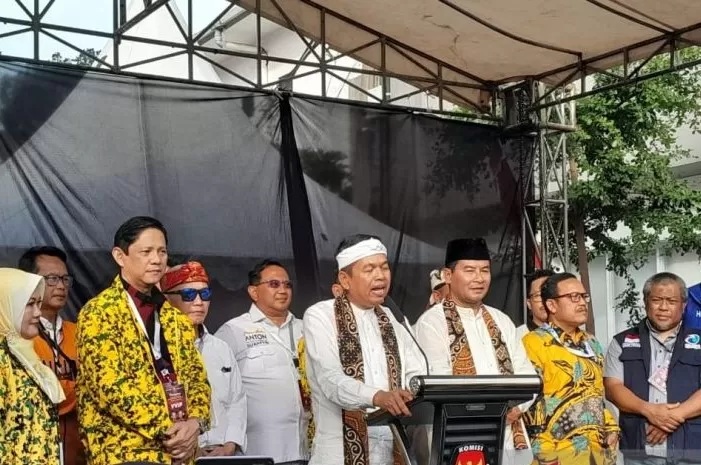Calon Gubernur dan Wakil Gubernur Jabar Dedi Mulyadi-Erwan Setiawan di Kompleks Kantor KPU Jabar, Bandung, Selasa (27/8). (Ricky Prayoga)