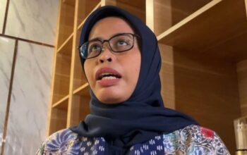 Ketua KPU Jabar Ummi Wahyuni memberikan keterangan di Kantor KPU Jabar, Bandung, Selasa (3/12/2024).