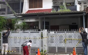 Sejumlah jurnalis merekam lokasi pembunuhan dua warga di Perumahan Bona Indah, Lebak Bulus, Jakarta, Senin (2/12/2024). (Reno Esnir).
