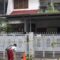 Sejumlah jurnalis merekam lokasi pembunuhan dua warga di Perumahan Bona Indah, Lebak Bulus, Jakarta, Senin (2/12/2024). (Reno Esnir).