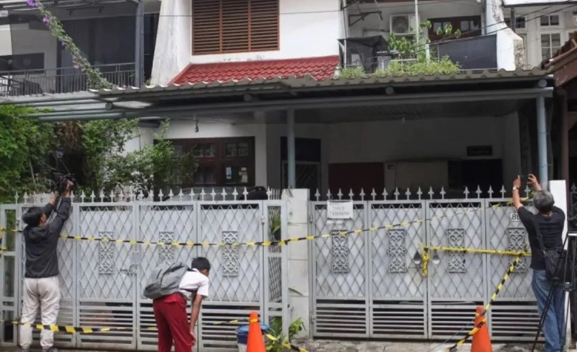Sejumlah jurnalis merekam lokasi pembunuhan dua warga di Perumahan Bona Indah, Lebak Bulus, Jakarta, Senin (2/12/2024). (Reno Esnir).